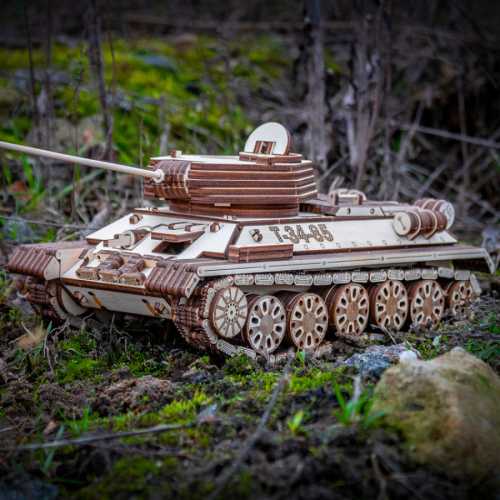 Holzmodell des Panzers T-34-85