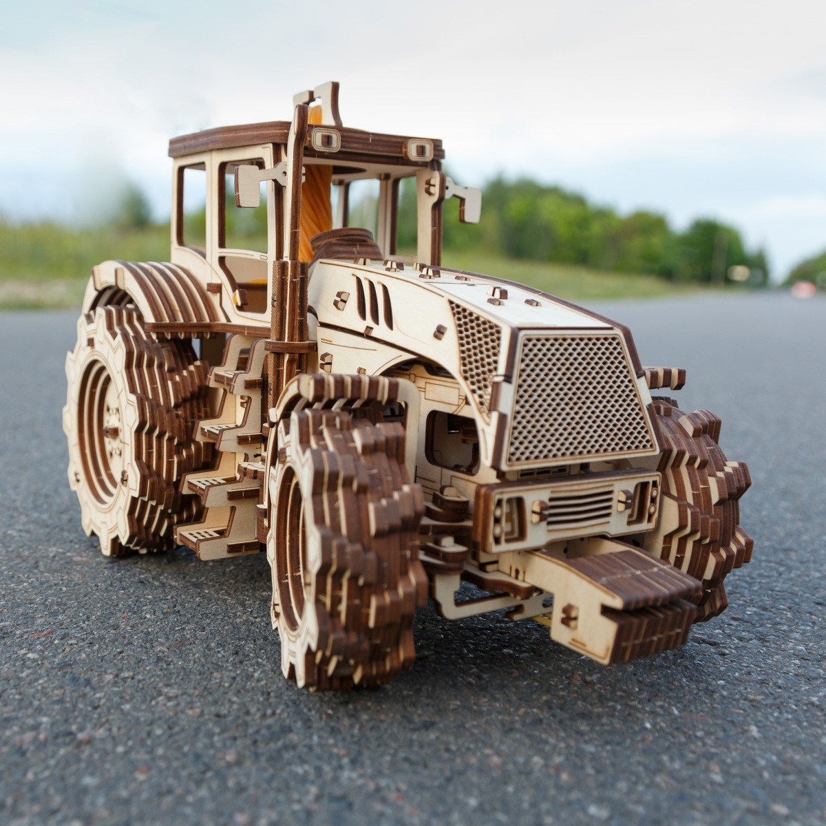 Dřevěný 3D model traktoru