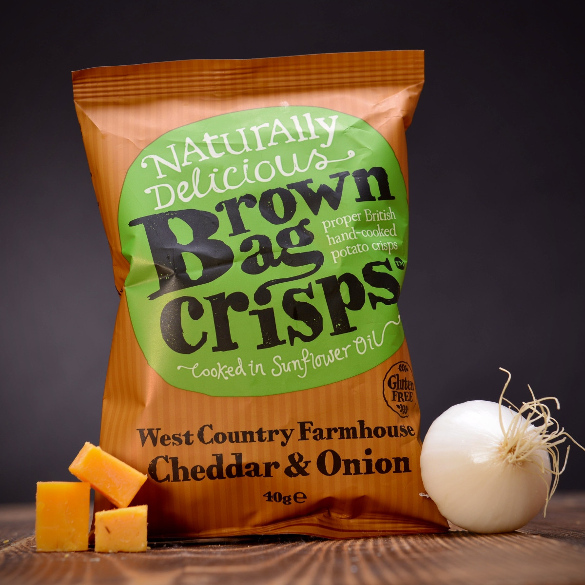 Křupavé, ručně vyráběné Brown Bag Crisps s cheddarem a cibulí 40 g