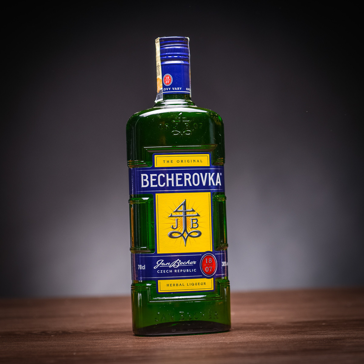 С чем пить бехеровку. Becherovka 0.7 л. Becherovka Original. Бехеровка цвет.