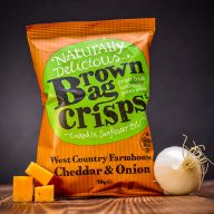 8× Křupavé, ručně vyráběné Brown Bag Crisps s cheddarem a cibulí 40 g