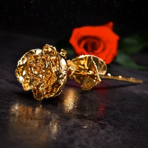 Goldene Rose in einer Geschenkbox