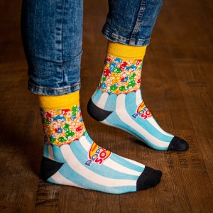 Lustige Popcorn-Socken in einer Blechdose - Blau-Weiss