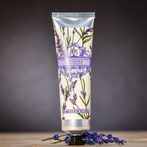 Feuchtigkeitsspendende Körpercreme mit einem Duft von Lavendel 130 ml