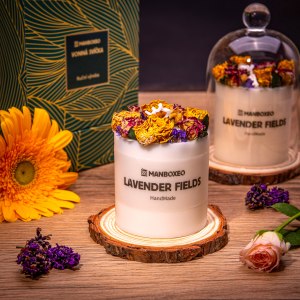 Handdekorierte Zierkerze mit elegantem Glasdeckel und intensivem Duft – Lavendel 220 g