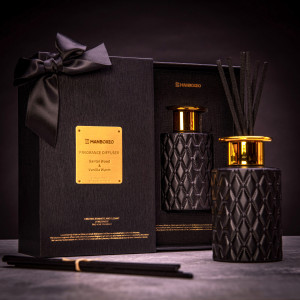 Eleganter Aroma-Diffusor mit Schleife und Golddruck sowie intensivem Duft – Santal Wood & Vanilla Warm 150 ml