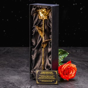 Goldene Rose in einer Geschenkbox