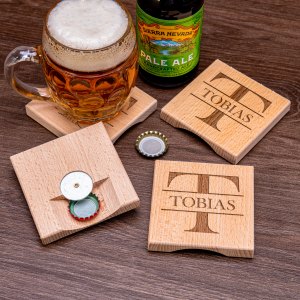 Untersetzer aus Holz mit Öffner und Gravur 