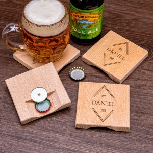 Untersetzer aus Holz mit Öffner und Gravur 